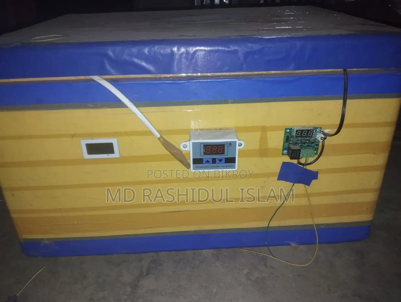 22-inch Manual AC DC Incubator. Holds 140 - 220 chicken eggs.