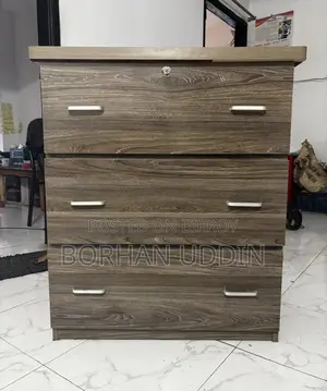 পোশাক ও প্রয়োজনীয় জিনিসের জন্য ৩ তাকের আলমারি