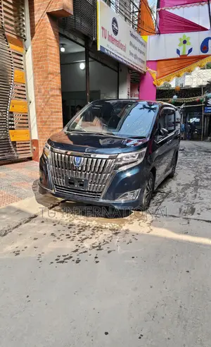 Toyota Esquire gi premium push pkg 2020