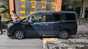 Toyota Esquire gi premium push pkg 2020