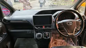 Toyota Esquire gi premium push pkg 2020