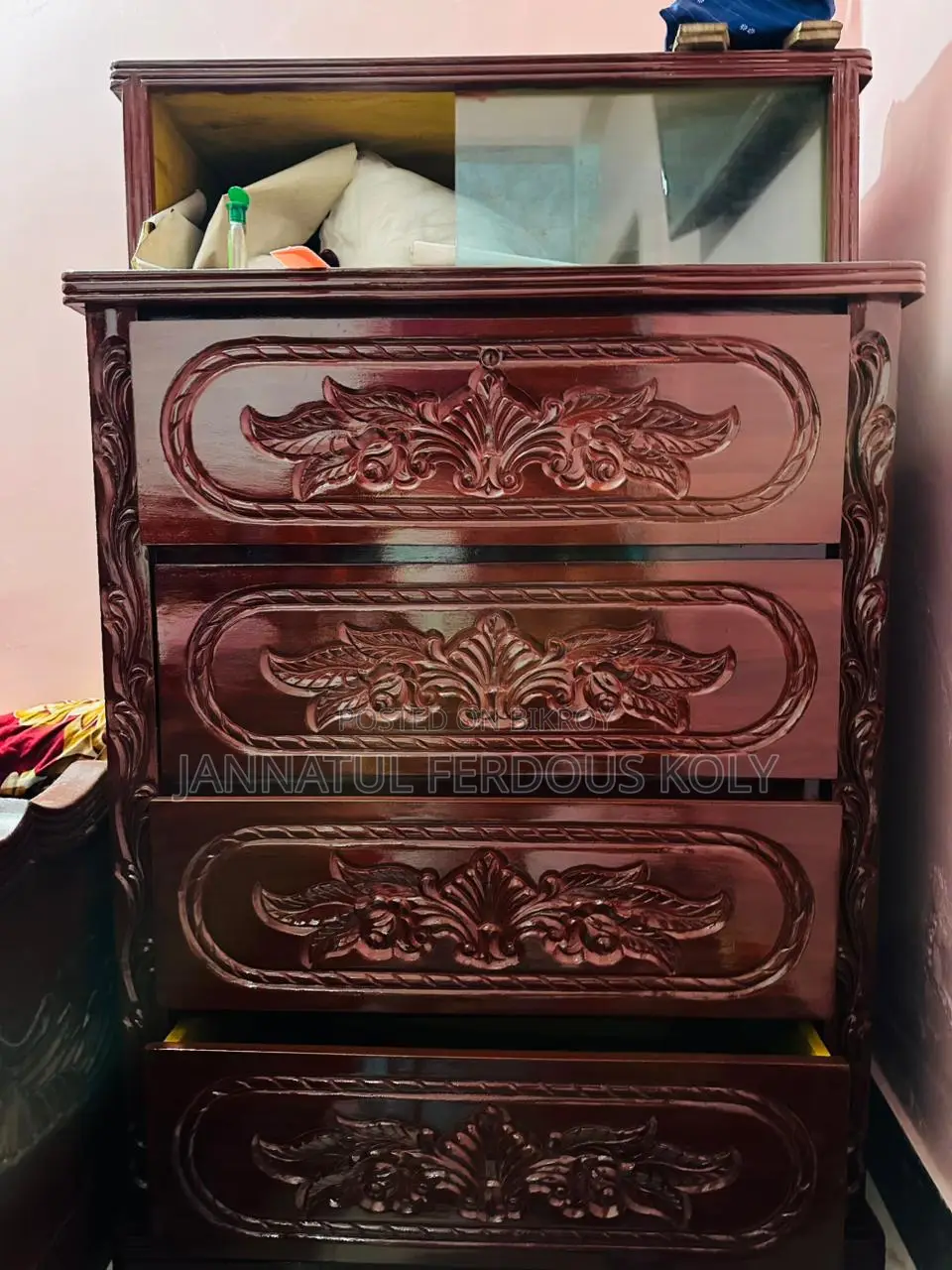 কাঠের ওয়ারড্রব