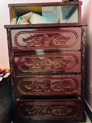 কাঠের ওয়ারড্রব