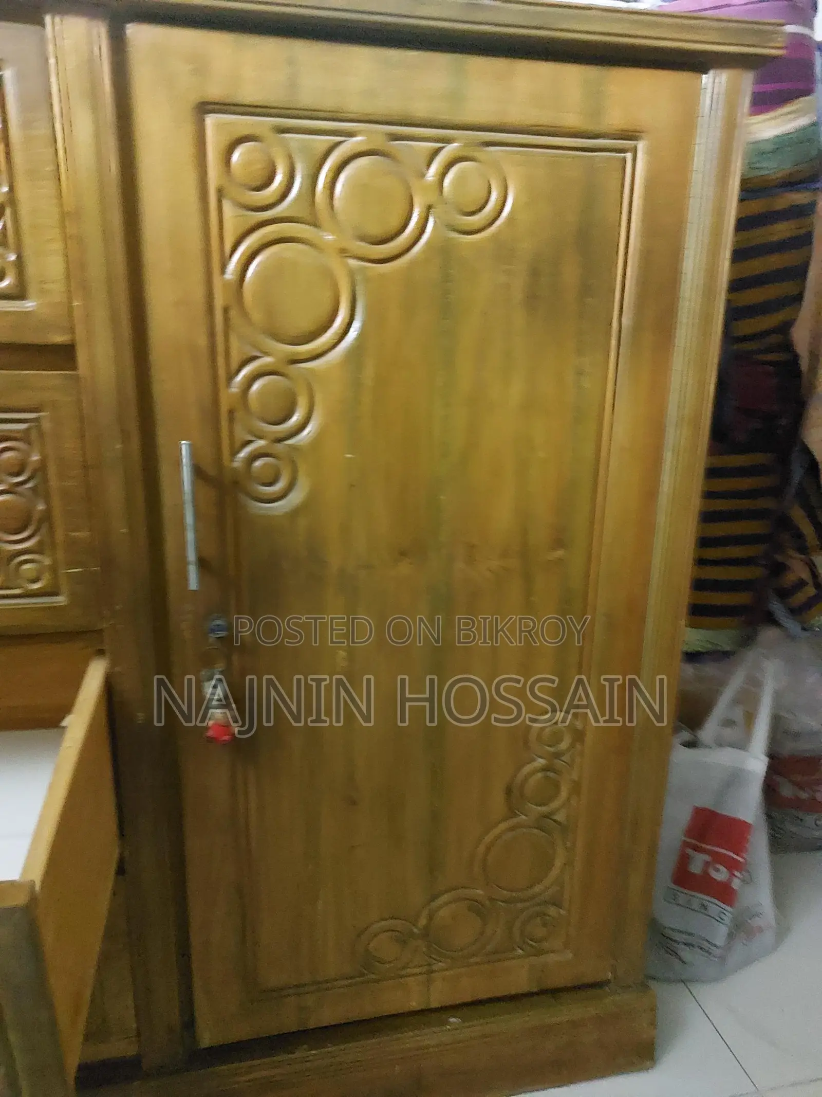 আলমারি কিনবো, তাই ওয়ারড্রব টা সেল করে দিচ্ছে