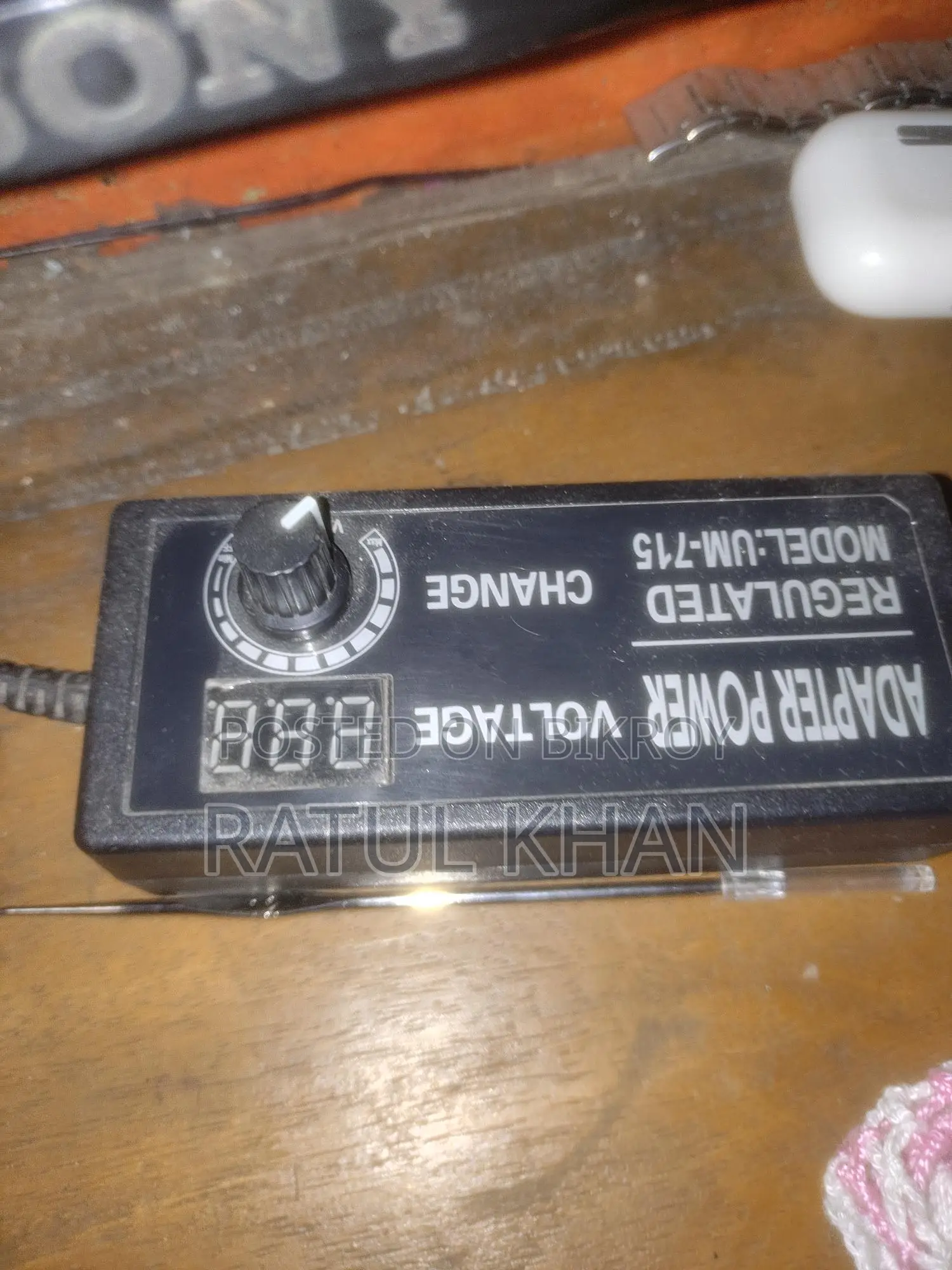 Class D amplifier with two tower speakers and 24V adapter