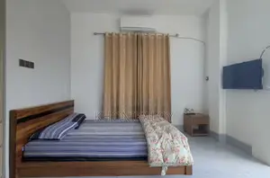 বনশ্রী রামপুরায় ১টি এসি বেডসহ ফুল-ফার্নিশড স্টুডিও অ্যাপার্টমেন্ট ভাড়া হবে