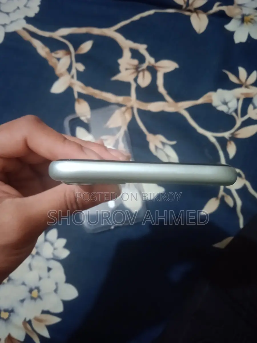 Apple iPhone 11 . (Used)