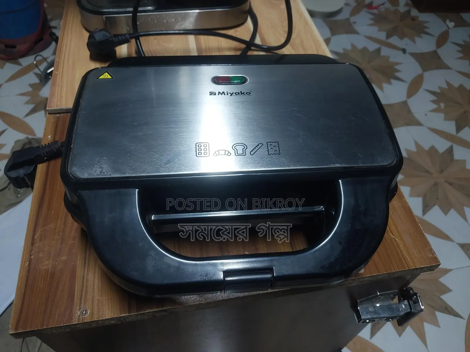 একটি বার্গার এবং স্যান্ডউইচ ছাপ মেশিন