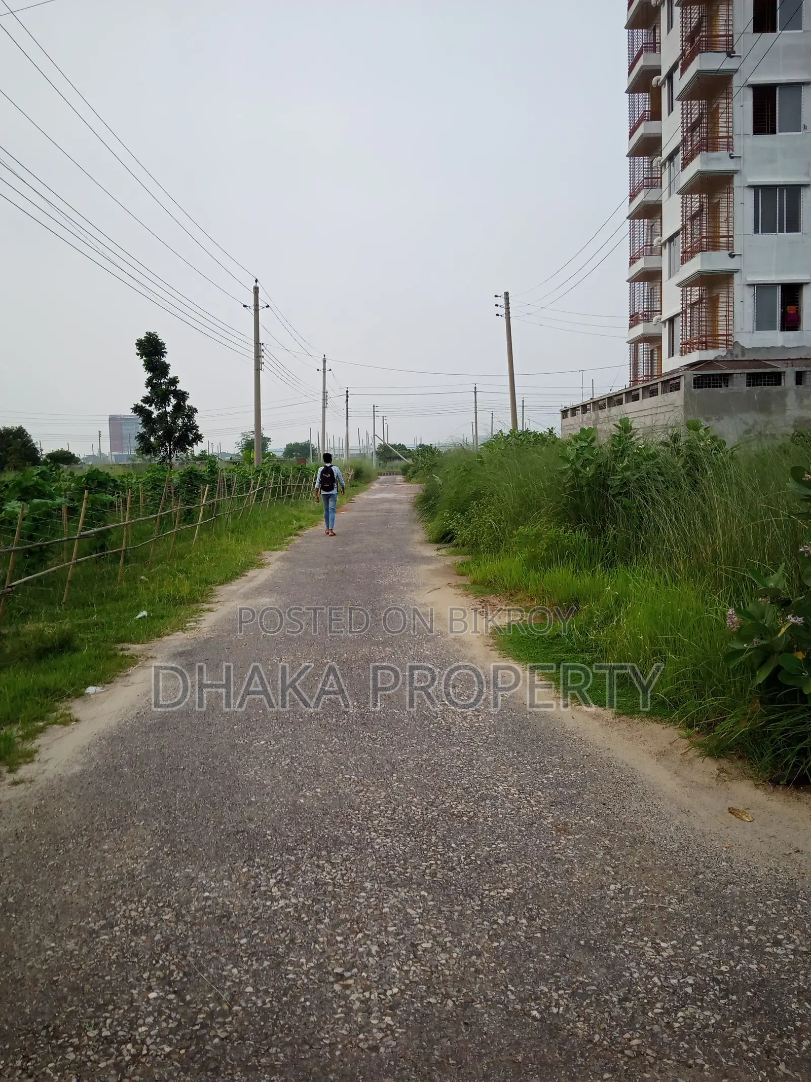 সেক্টর-১৬/ই তে ৬০ ফুট রাস্তা সংলগ্ন ৫ কাঠার পার্ক ইস্ট প্লট