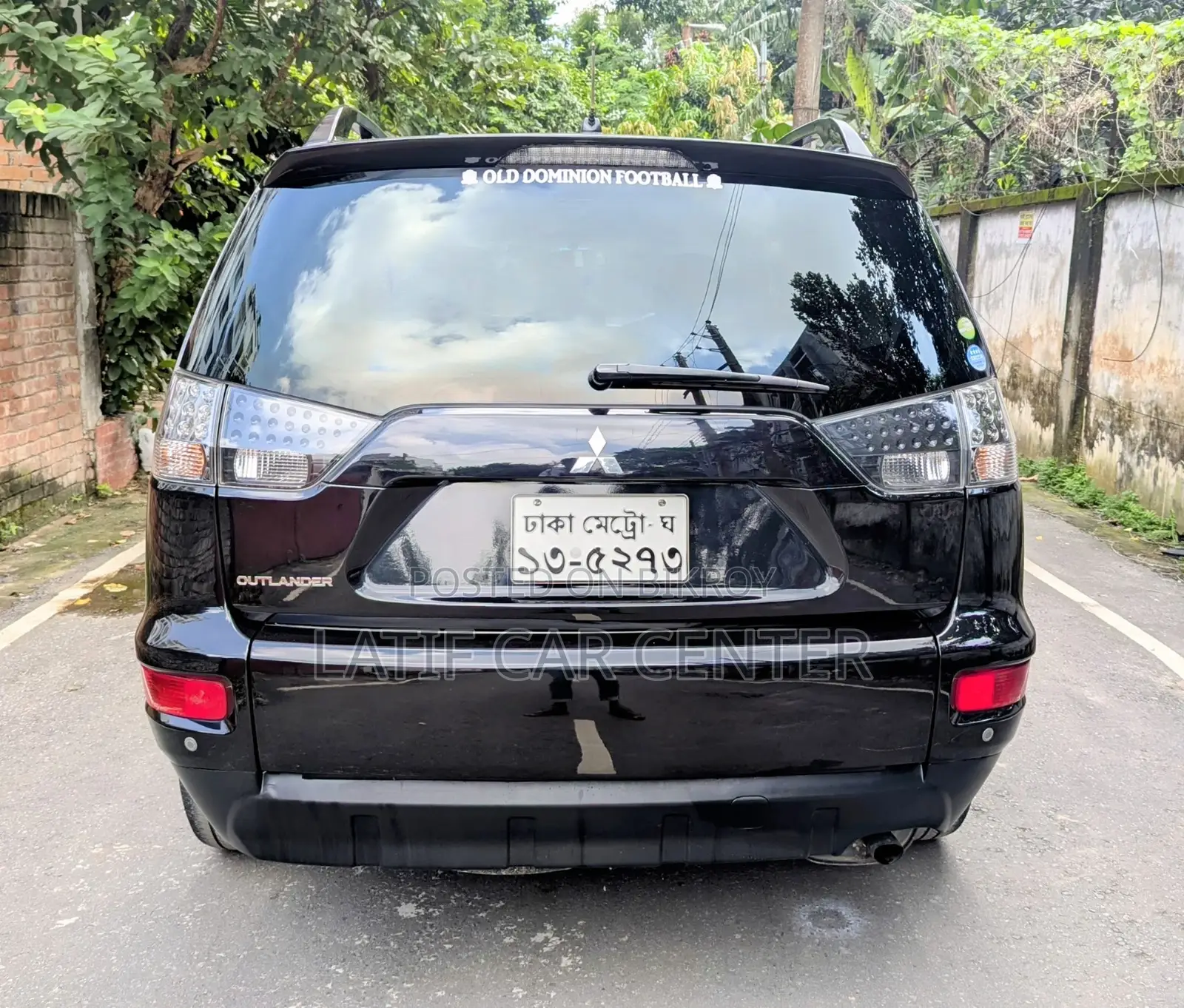 মিতসুবিশি আউটল্যান্ডার রক ফোর্ড এবং সান রুফ ২০১১