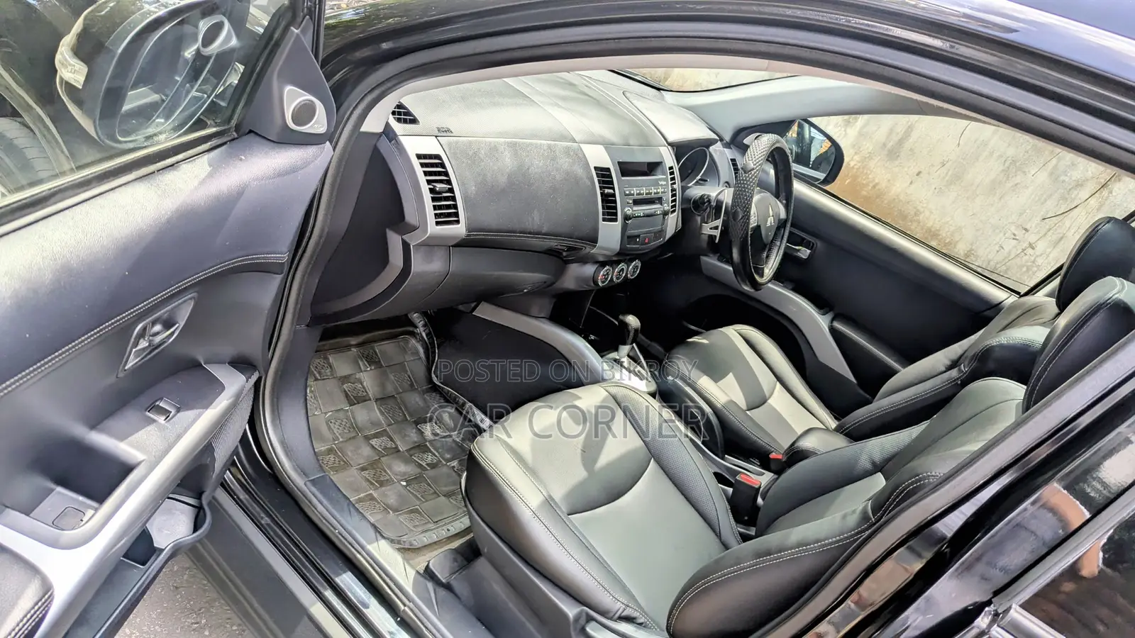 Mitsubishi Outlander Rock Ford & Sun Roof 2011