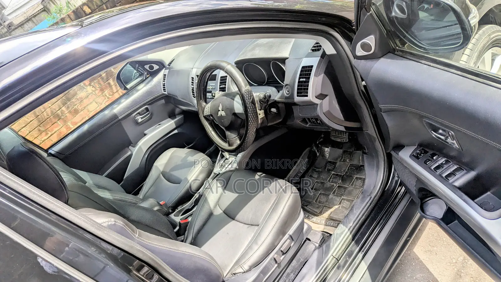 Mitsubishi Outlander Rock Ford & Sun Roof 2011