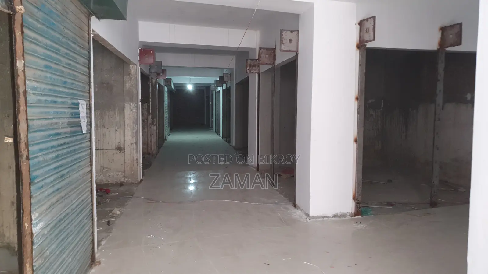 Mouchak Market, 200 Sqf Corner Shop
