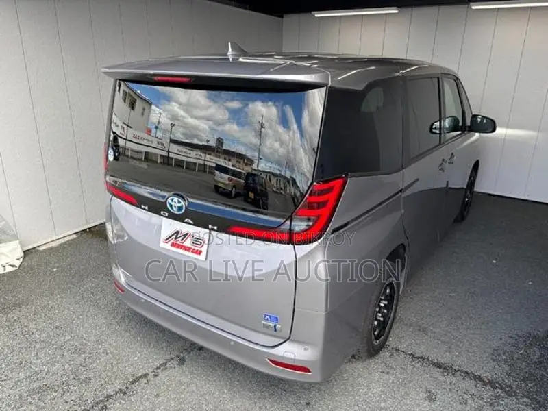 Toyota Noah Hybrid X package 2022