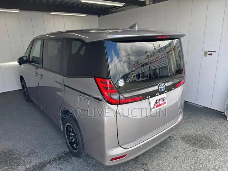 Toyota Noah Hybrid X package 2022