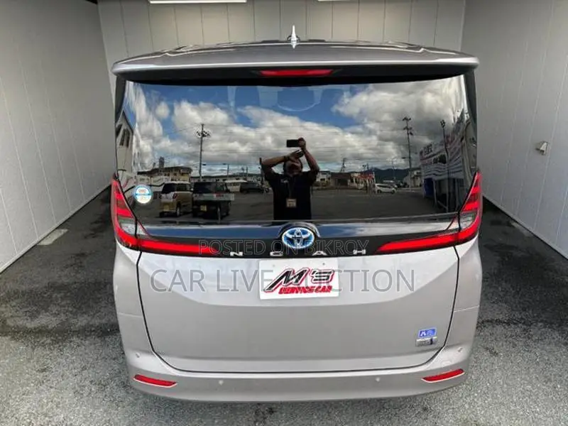 Toyota Noah Hybrid X package 2022