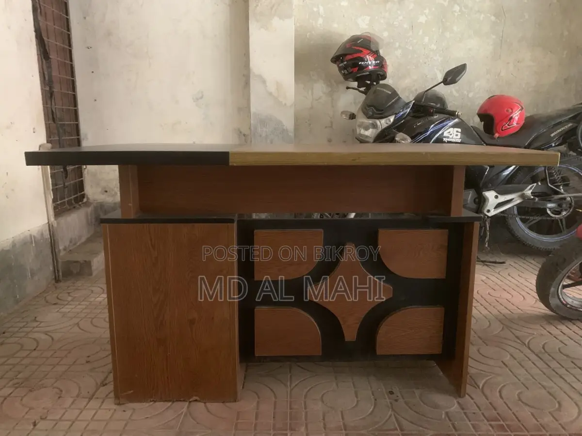 Office chair and table