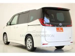 Toyota Noah Hybrid X 2022