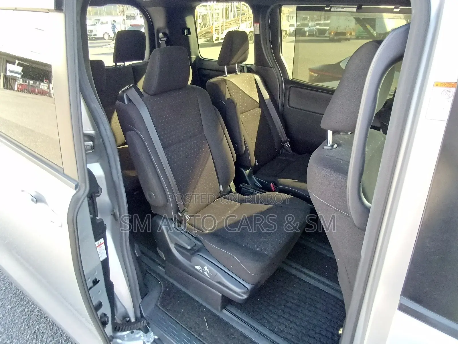 Toyota Noah Hybrid G Silver 2021
