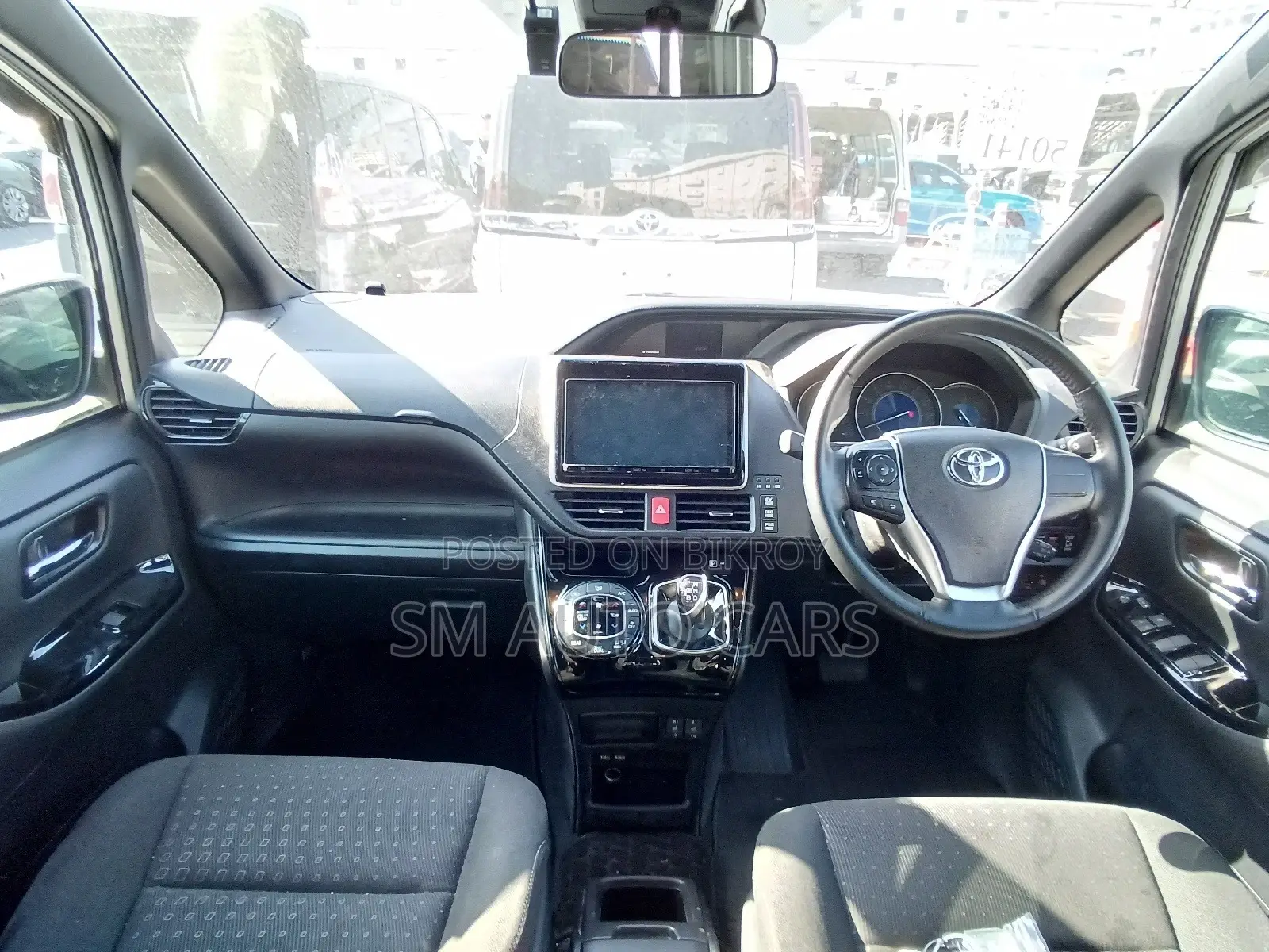 Toyota Noah Hybrid G Silver 2021