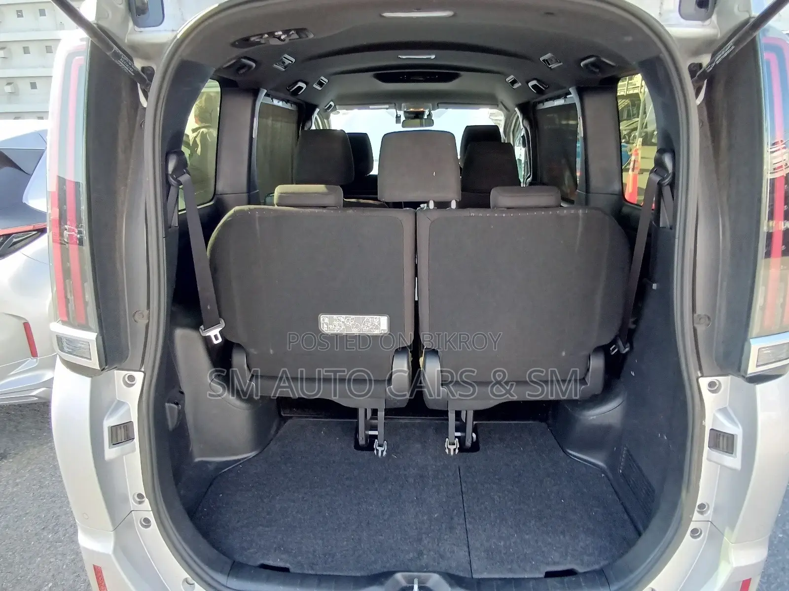 Toyota Noah Hybrid G Silver 2021