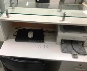 রিসেপশন টেবিল