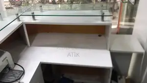 রিসেপশন টেবিল