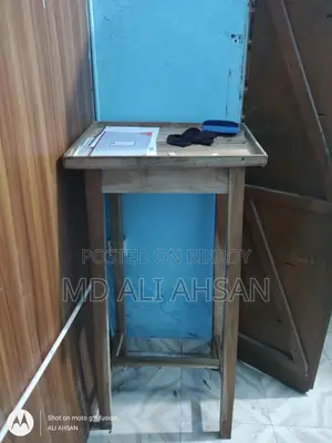 ক্লাসে টিচারদের ব্যবহার করার জন্য হাই টেবিল