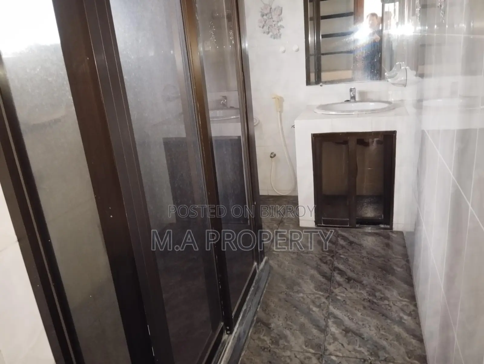 4 BED UNFURNISHED FLAT FOR RENT IN BARIDHARA DIPLOMATIC ZONE