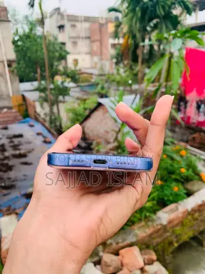 Apple iPhone 16 With box (Used)