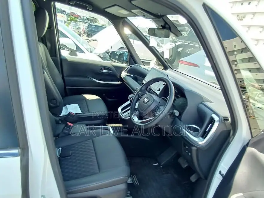Toyota Noah Hybrid 2022