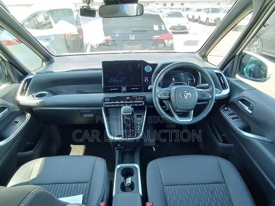 Toyota Noah Hybrid 2022