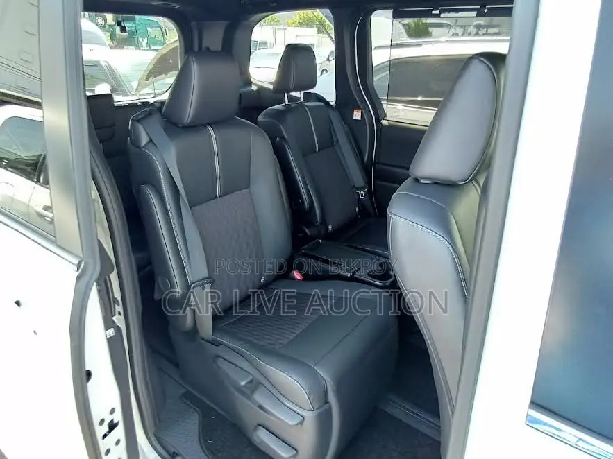 Toyota Noah Hybrid 2022