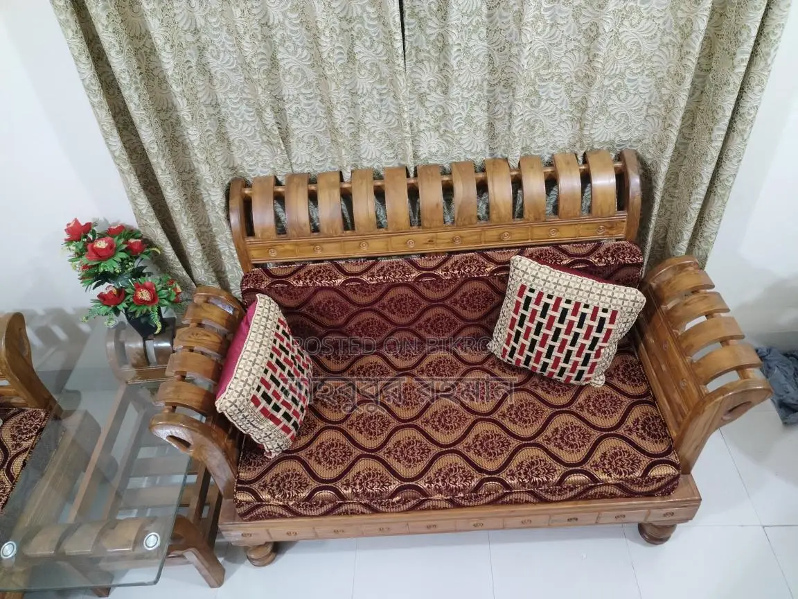 ডাইনিং টেবিল
