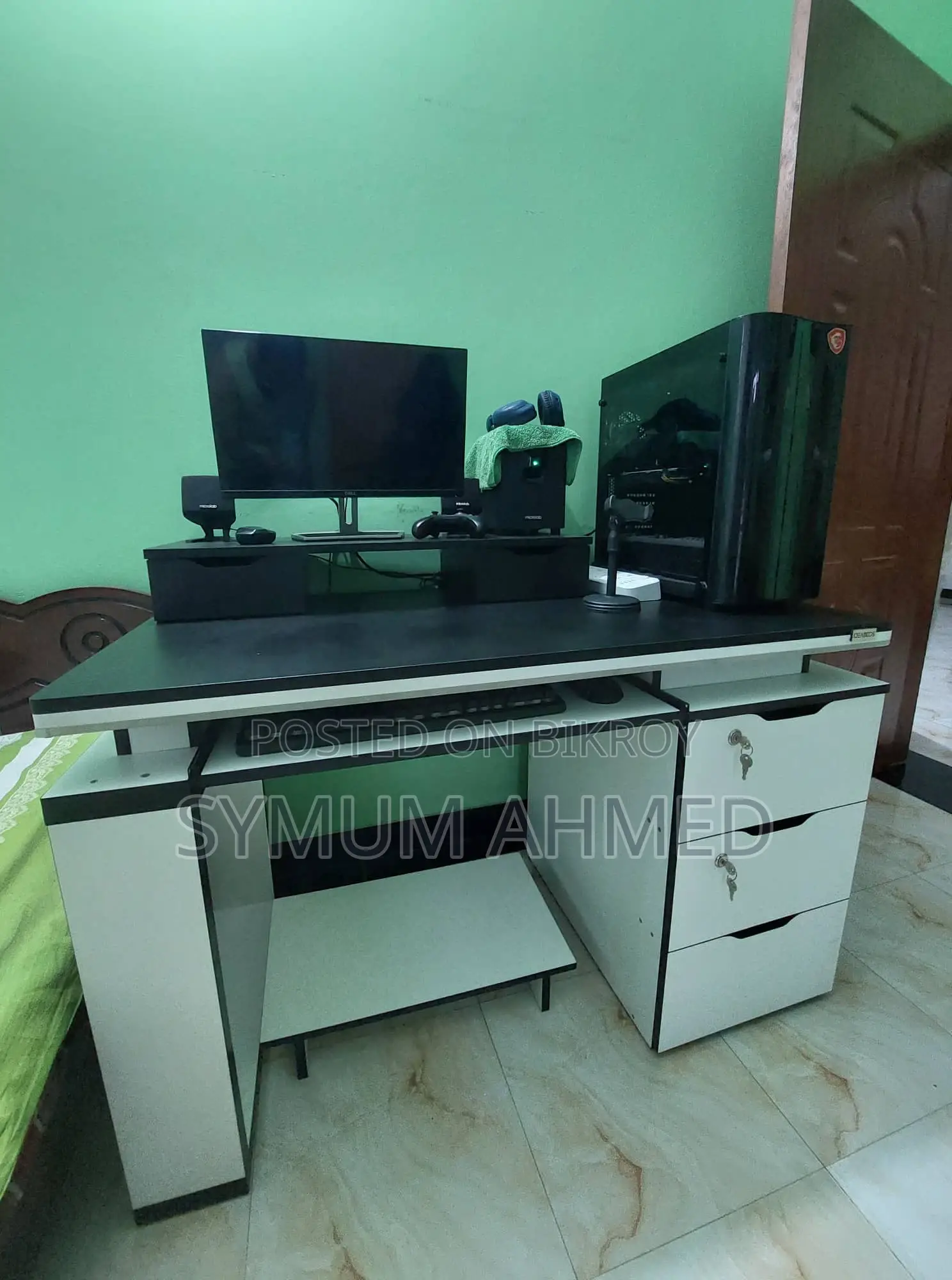 Stylish and compact workstation / desktop table + chair