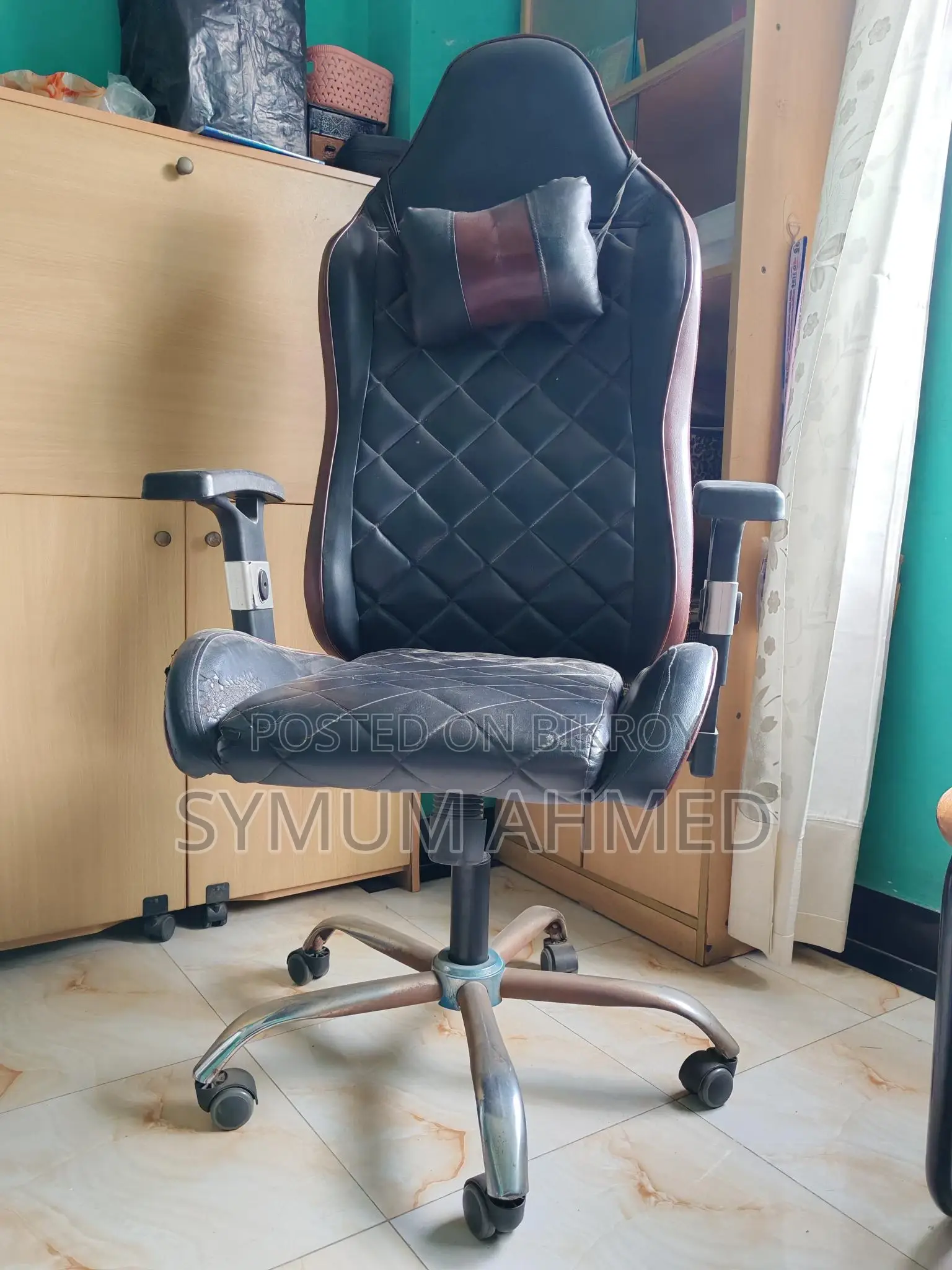 Stylish and compact workstation / desktop table + chair
