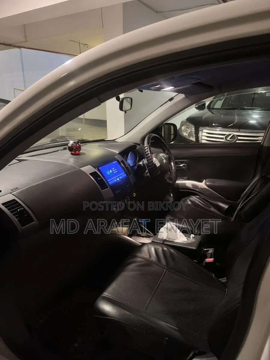 Mitsubishi Outlandar Special SUV 2011