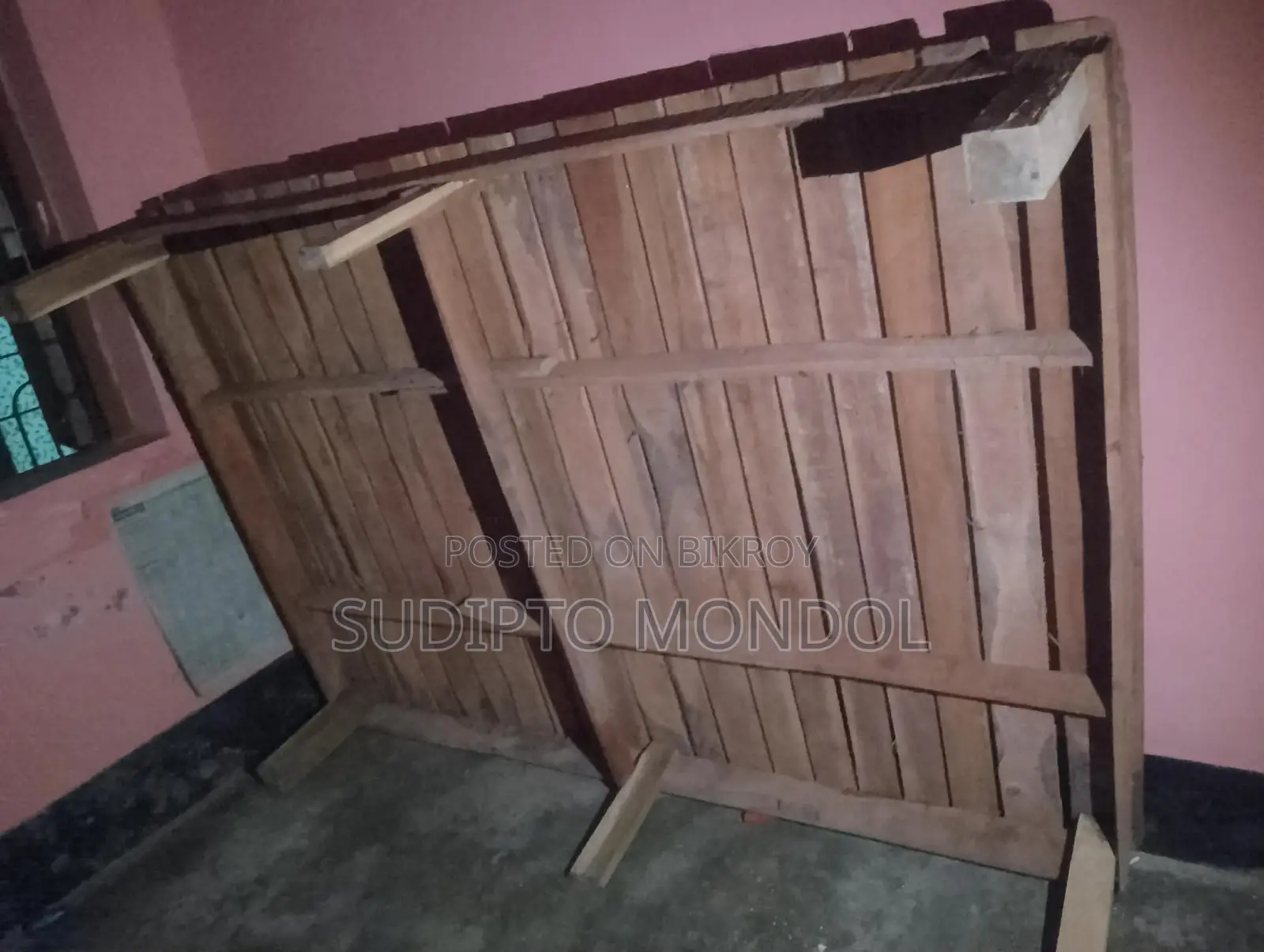 একটি ডাবল বেড এর খাট বিক্রি করা হবে।