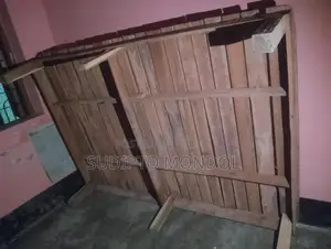 একটি ডাবল বেড এর খাট বিক্রি করা হবে।