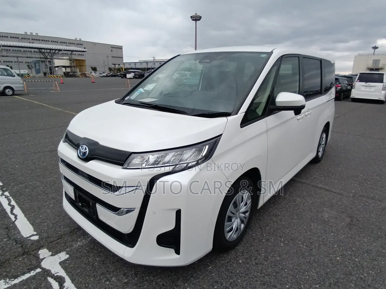 Toyota Noah Hybrid X Pearl 2022