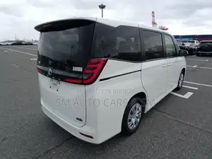 Toyota Noah Hybrid X Pearl 2022