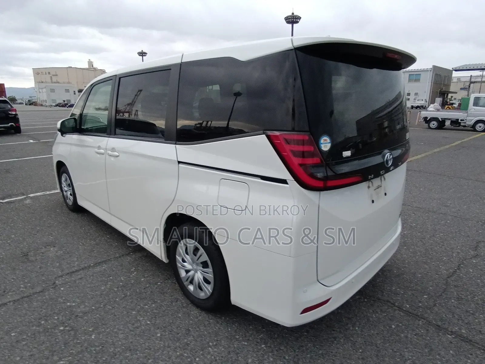 Toyota Noah Hybrid X Pearl 2022