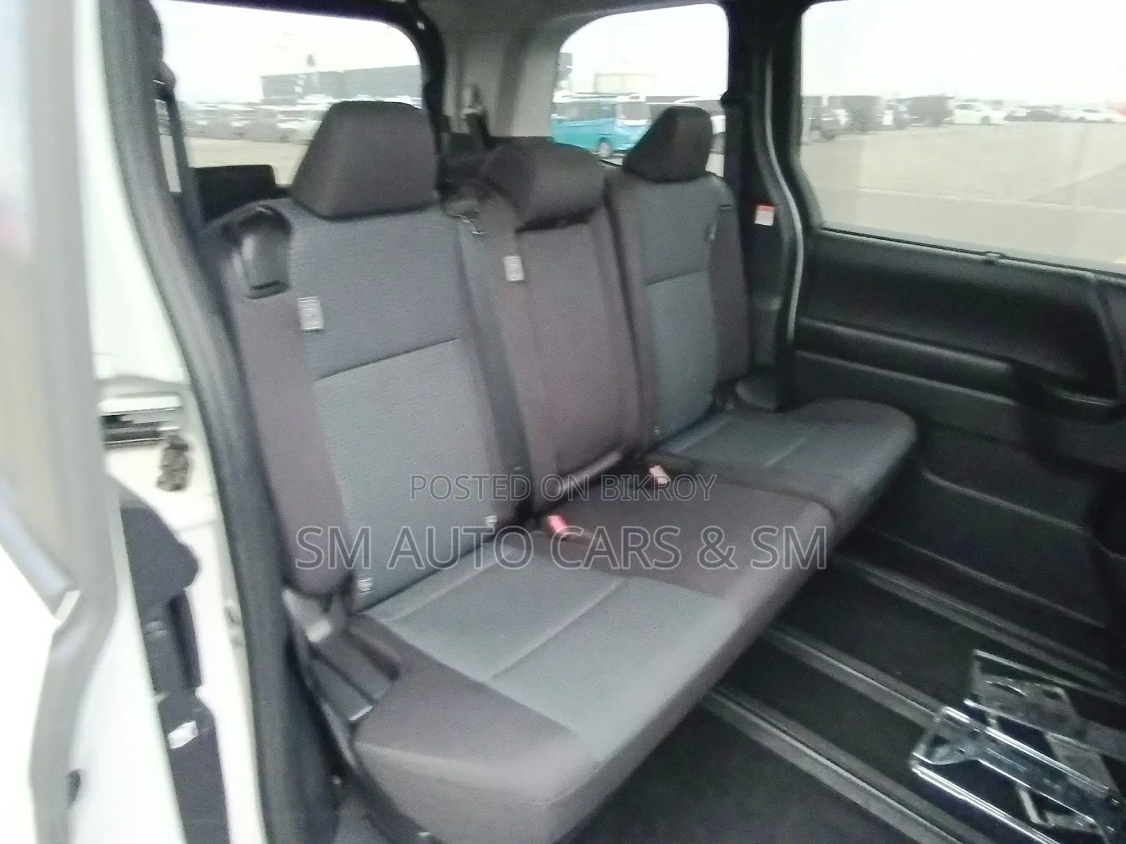 Toyota Noah Hybrid X Pearl 2022
