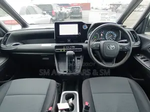 Toyota Noah Hybrid X Pearl 2022