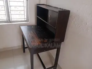 পড়ার টেবিল