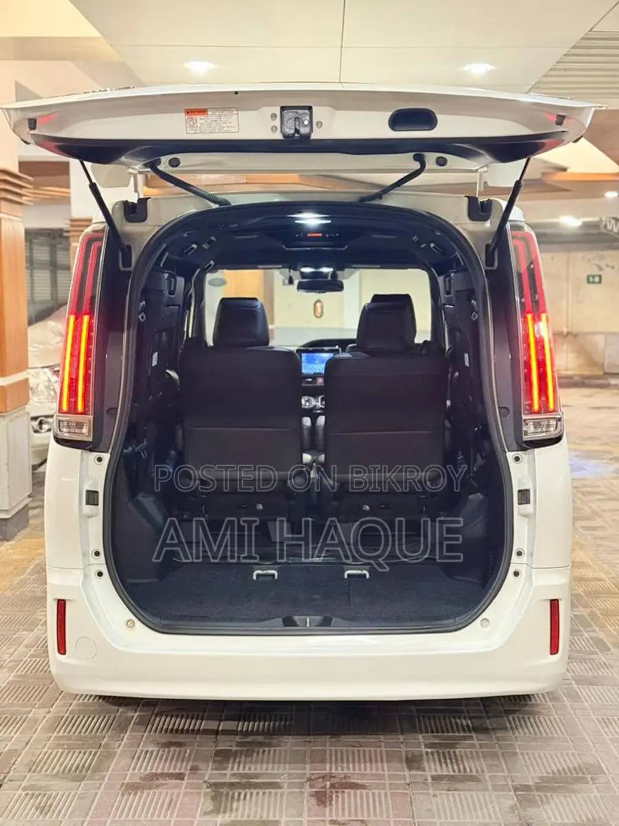 Toyota Esquire 2018