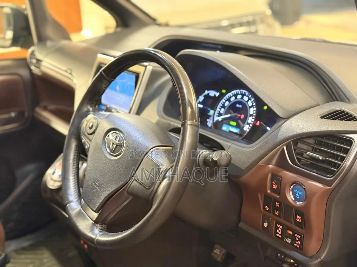 Toyota Esquire 2018