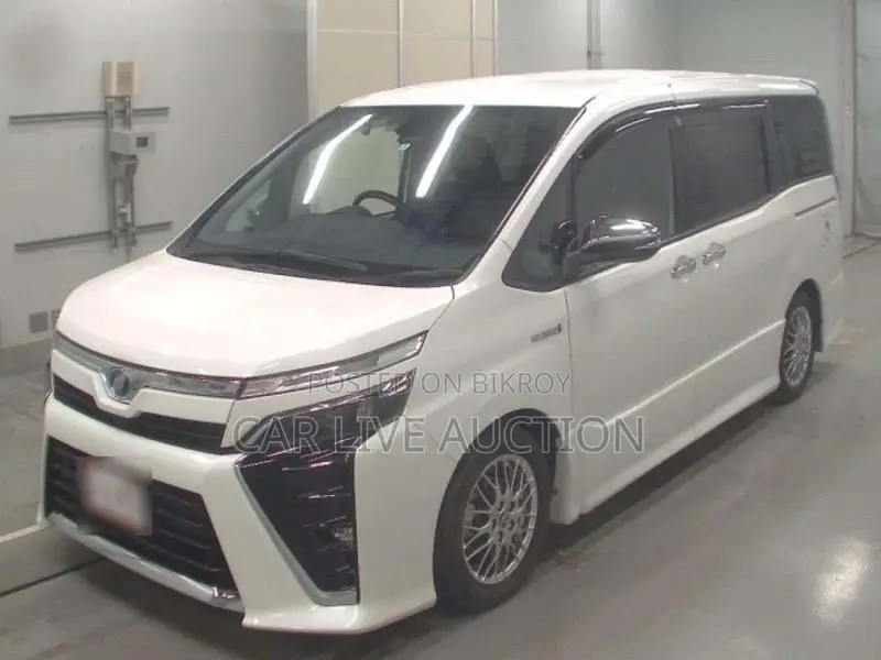 Toyota Voxy hybrid 2021