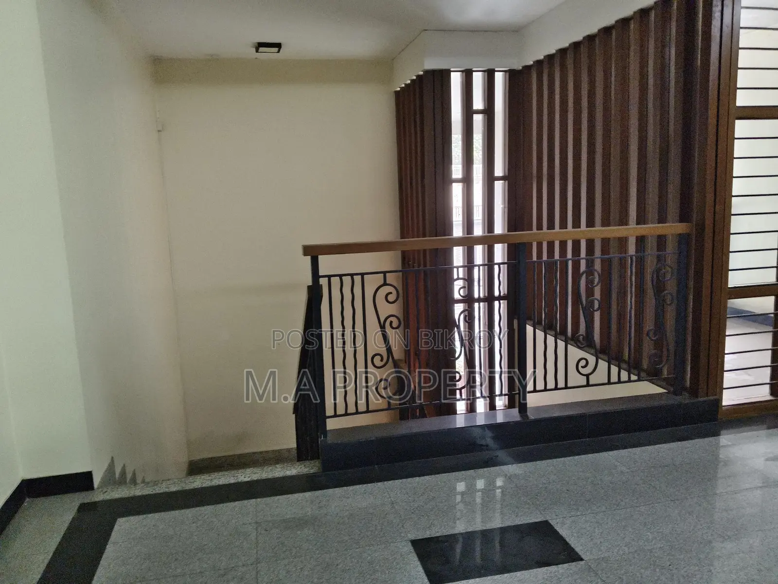 Duplex Baridhara 6-Bed Apartment for Rent