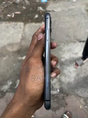Apple iPhone 11 . (Used)